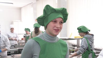 Катерина Бірюкова навчається на курсах з приготування їжі Катерина Бірюкова навчається на курсах з приготування їжі