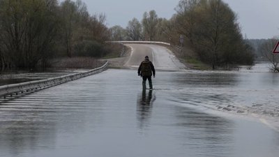 Моторний човен замість підтопленого моста: на Новгород-Сіверщині розлилася Десна Моторний човен замість підтопленого моста: на Новгород-Сіверщині розлилася Десна