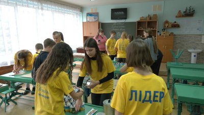Після уроків працюють для ЗСУ: у Черкасах школярі виготовляють окопні свічки Після уроків працюють для ЗСУ: у Черкасах школярі виготовляють окопні свічки