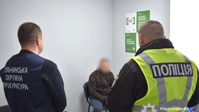 Правоохоронці спілкуються з підозрюваним