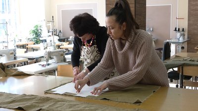 У Рівному дистанційне навчання поєднали з пошиттям жилетів для бійців У Рівному дистанційне навчання поєднали з пошиттям жилетів для бійців