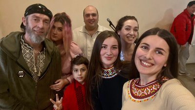 Дві сестри із Яремча продають домашню випічку, щоб зібрати гроші на потреби ЗСУ Дві сестри із Яремча продають домашню випічку, щоб зібрати гроші на потреби ЗСУ