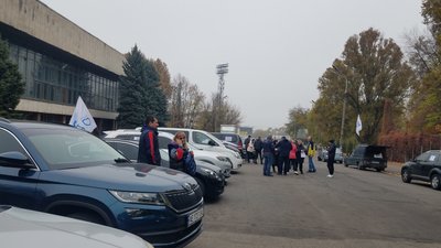 У Дніпрі підприємці влаштували автопробіг проти обмежень “червоної” зони У Дніпрі підприємці влаштували автопробіг проти обмежень “червоної” зони