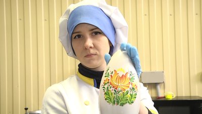 Житомирянка Дарія Твардовська розмальовує шоколадним петриківським розписом писанки з шоколаду Житомирянка Дарія Твардовська розмальовує шоколадним петриківським розписом писанки з шоколаду
