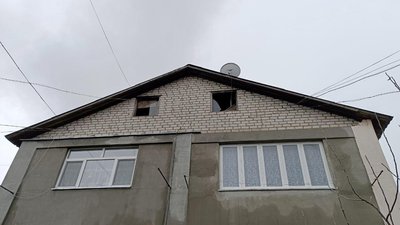 Зруйнований дах й стіна: наслідки обстрілів на Хмельниччині 15 лютого Зруйнований дах й стіна: наслідки обстрілів на Хмельниччині 15 лютого