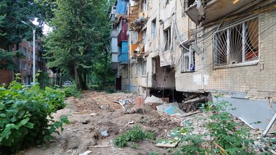 У пошкоджений російським снарядом будинок у Харкові повертаються люди