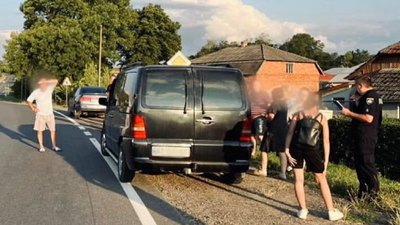На Івано-Франківщині мікроавтобус наїхав на 14-річну дівчинку. Її госпіталізували