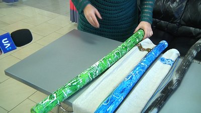 Житомирянка Наталія Твардовська з борщівника виготовляє посохи дощу Житомирянка Наталія Твардовська з борщівника виготовляє посохи дощу