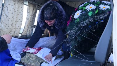 У Чернігові попрощалися із загиблим захисником Володимиром Андрійченком У Чернігові попрощалися із загиблим захисником Володимиром Андрійченком