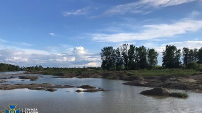 250 млн збитків: в незаконному видобутку копалин на Закарпатті підозрюють посадовця та 2 підприємців