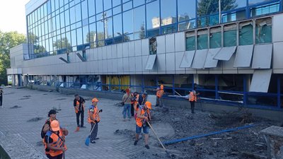 Армія РФ влучила по одному з підприємств Дніпра: двох людей поранено. Що ще відомо
