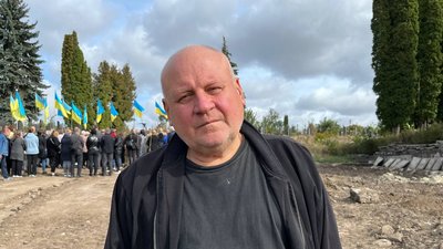 Чоловік на цвинтарі Чоловік на цвинтарі