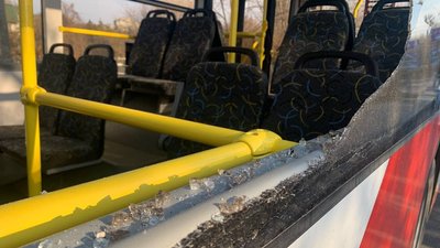 Розбите скло і двері: у центрі Луцька аварія за участі тролейбуса та маршрутки Розбите скло і двері: у центрі Луцька аварія за участі тролейбуса та маршрутки