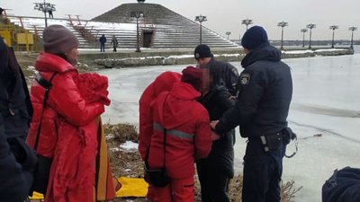 У Дніпрі надзвичайники врятували жінку, яка провалилась під кригу У Дніпрі надзвичайники врятували жінку, яка провалилась під кригу