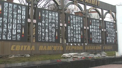 У Хмельницькому вшанували пам'ять Героїв Небесної Сотні У Хмельницькому вшанували пам'ять Героїв Небесної Сотні