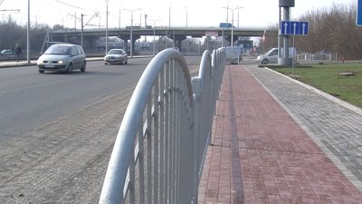Водії у Луцьку просять прибрати паркан біля дороги. Що каже влада та поліція Водії у Луцьку просять прибрати паркан біля дороги. Що каже влада та поліція
