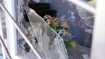 Наслідки удару дрона поблизу гуртожитку у Харкові