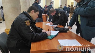Сутичка в Одеській міськраді: травмовані охоронці, поліція відкрила справу Сутичка в Одеській міськраді: травмовані охоронці, поліція відкрила справу