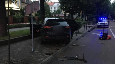 У Франківську зіткнулись Lexus та Daewoo Lanos. Загинув 26-річний чоловік У Франківську зіткнулись Lexus та Daewoo Lanos. Загинув 26-річний чоловік