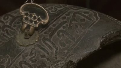 Перські сокири та шаблі, обладунки та чаша дервіша для їжі і милостині: у Чернігівському історичному музеї відкрили виставку «Відлуння Персії»