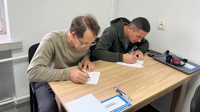 Вчитель Василь Шевченко пише Радіодиктант Вчитель Василь Шевченко пише Радіодиктант