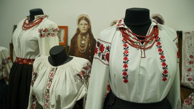 "Вишиванка личить усім". У Кропивницькому в етнолабораторії влаштували фотосесію для кропивничан у вишитих сорочках "Вишиванка личить усім". У Кропивницькому в етнолабораторії влаштували фотосесію для кропивничан у вишитих сорочках