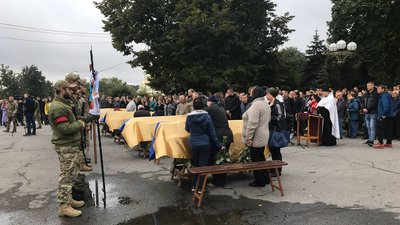 "Шкода, що такі люди помирають": у Полтаві попрощалися з чотирма загиблими військовими