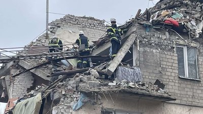 Наслідки удару по Селидовому: рятувальники демонтували понад п'ять тонн аварійних конструкцій багатоповерхівки