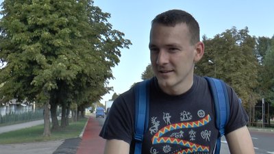 Олександр Загривий вперше їде велосмугою, яку зробили на центральній вулиці міста Олександр Загривий вперше їде велосмугою, яку зробили на центральній вулиці міста