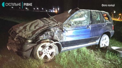 ДТП на Рівненщині: поліцейське авто після зіткнення злетіло в кювет ДТП на Рівненщині: поліцейське авто після зіткнення злетіло в кювет