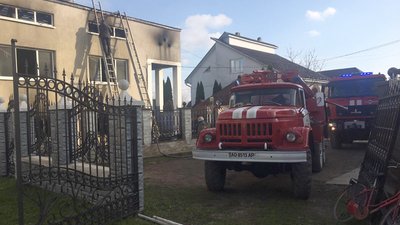 На Закарпатті горів двоповерховий будинок: вогонь знищив домашнє майно, покрівлю та перекриття