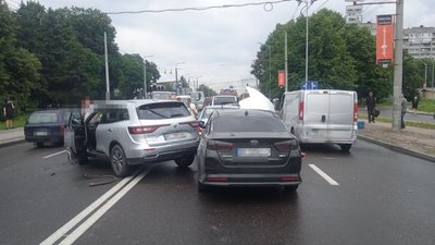 У Львові зіткнулися 6 авто. Рух ускладнений У Львові зіткнулися 6 авто. Рух ускладнений
