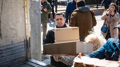 Олія, консервація та молочні продукти. Вірменська громада Дніпра допомагає ЗСУ та переселенцям Олія, консервація та молочні продукти. Вірменська громада Дніпра допомагає ЗСУ та переселенцям