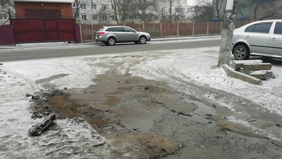У Житомирі на Крошні по проїзній частині пів дня тече вода У Житомирі на Крошні по проїзній частині пів дня тече вода