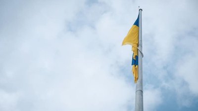 У Чернівцях до Дня прапора підняли найвищий стяг області У Чернівцях до Дня прапора підняли найвищий стяг області