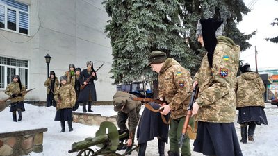 На Тернопільщині провели реконструкцію бою під Крутами На Тернопільщині провели реконструкцію бою під Крутами