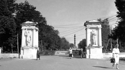 Братські могили, лінії укріплення та базари: що раніше було на місці сучасних парків Полтави