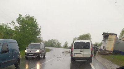 На Франківщині вантажівка зіткнулася з легковиком. Є травмовані На Франківщині вантажівка зіткнулася з легковиком. Є травмовані