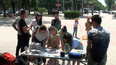 У Запоріжжі влаштували акцію: підписували листівки для українських захисників та збирали кошти