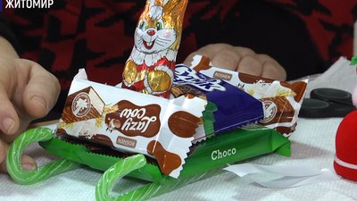 Новорічні подарунки із солодощів виготовляє житомирянка Людмила Темборська