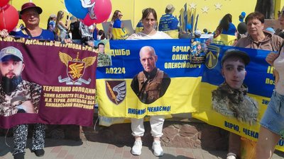 «Віримо, надіємось, чекаємо, кохаємо»: в Олександрівці вийшли на акцію на підтримку безвісти зниклих і полонених «Віримо, надіємось, чекаємо, кохаємо»: в Олександрівці вийшли на акцію на підтримку безвісти зниклих і полонених