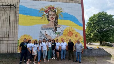 У Піщаному Броді на Кіровоградщині створили патріотичний мурал "Вільна. Сильна. Незалежна" У Піщаному Броді на Кіровоградщині створили патріотичний мурал "Вільна. Сильна. Незалежна"
