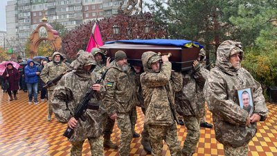 У Сумах поховали бойового медика Максима Івченка У Сумах поховали бойового медика Максима Івченка