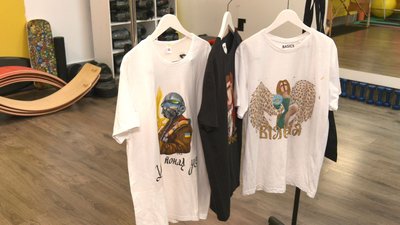 Черкащанка розмальовує футболки Черкащанка розмальовує футболки