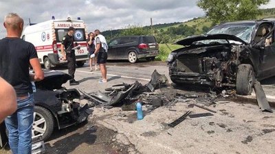 ДТП на Прикарпатті: двоє дітей та доросла у лікарні ДТП на Прикарпатті: двоє дітей та доросла у лікарні