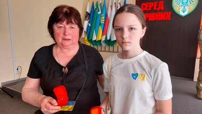 У Чернігові дітям загиблих бійців вручили іменні кулони "Батьківське серце" У Чернігові дітям загиблих бійців вручили іменні кулони "Батьківське серце"