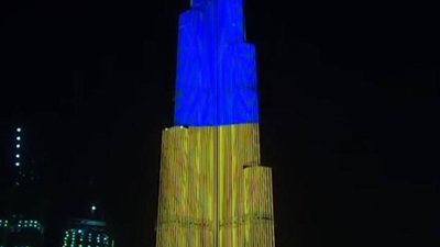 Найвищий хмарочос світу засяяв кольорами прапору України