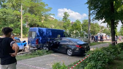 У Харкові водій в'їхав у припарковані авто та збив пішохода