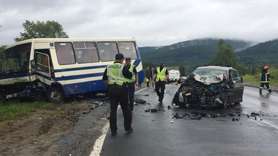 У горах на Львівщині зіткнувся рейсовий автобус із легковиком: загинула жінка