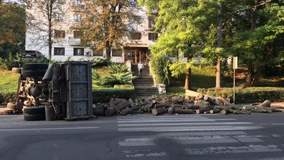 Внаслідок перекидання вантажівки з дровами, двоє неповнолітніх пішоходів травмувалися у Луцьку